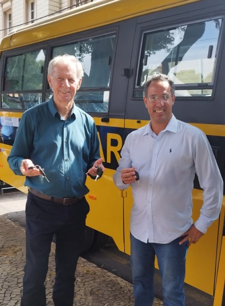 Ubá: Educação recebe três novos ônibus escolares