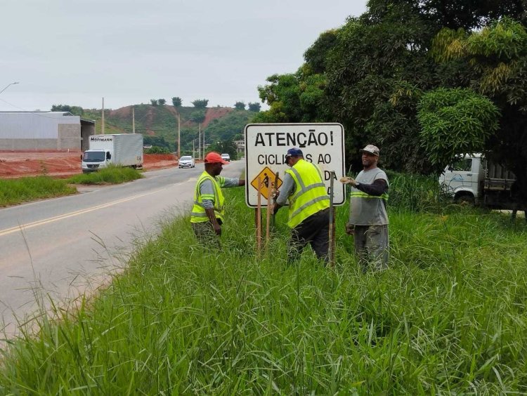 Prefeitura de Ubá instala placas de sinalização para segurança de ciclistas