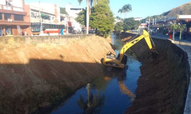 Prefeitura realiza limpeza do Ribeirão Ubá na Beira-Rio