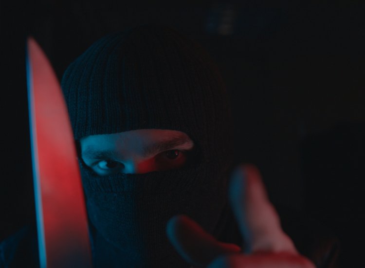 Três indivíduos encapuzados assaltam mulher no Pires da Luz