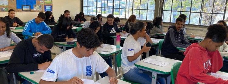 Estudantes da rede pública de Minas Gerais fazem último teste de redação antes do Enem