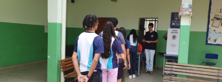 Escolas estaduais de Minas Gerais elegem novos membros para Colegiado Escolar