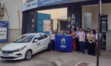 Prefeitura entrega veículo 0km para a APAE Ubá