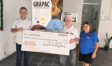 Natal da Ferrari faz entrega de doação ao GRAPAC (Grupo de Apoio ao Paciente com Câncer)
