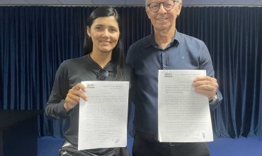 Prefeitura assina contratos para serviços de mototáxi e moto entrega