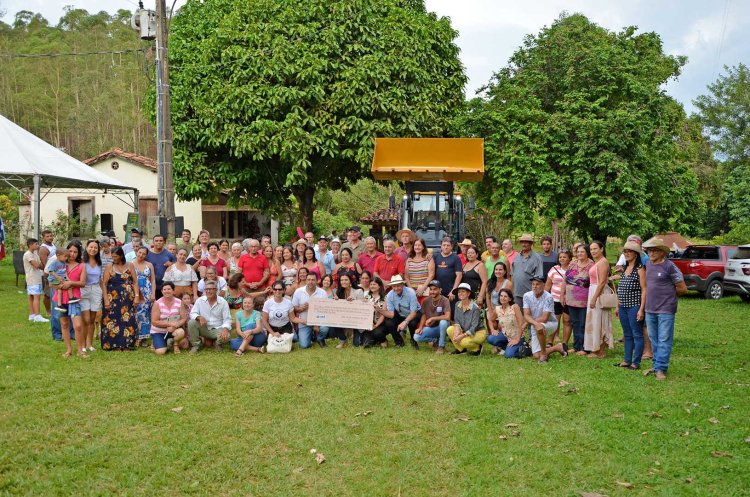 Prefeitura de Ubá realiza pagamento do PSA e entrega retroescavadeira para produtores rurais