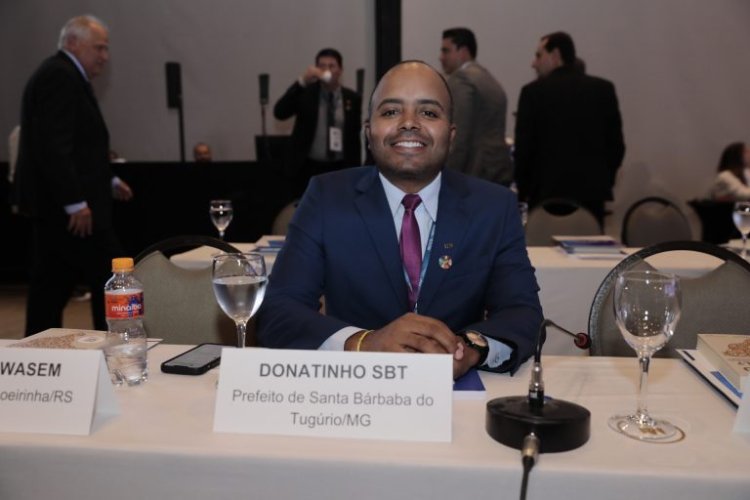 MPMG propõe ação contra prefeito de Santa Bárbara do Tugúrio por reembolso irregular de despesas de viagem internacional