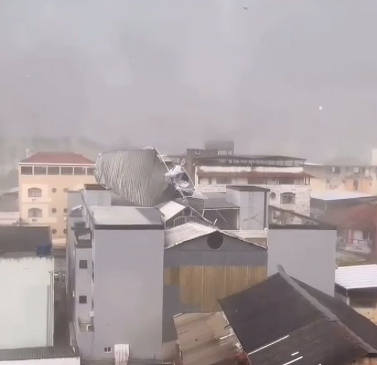 Forte vendaval atinge Ubá causando estragos em vários pontos da cidade