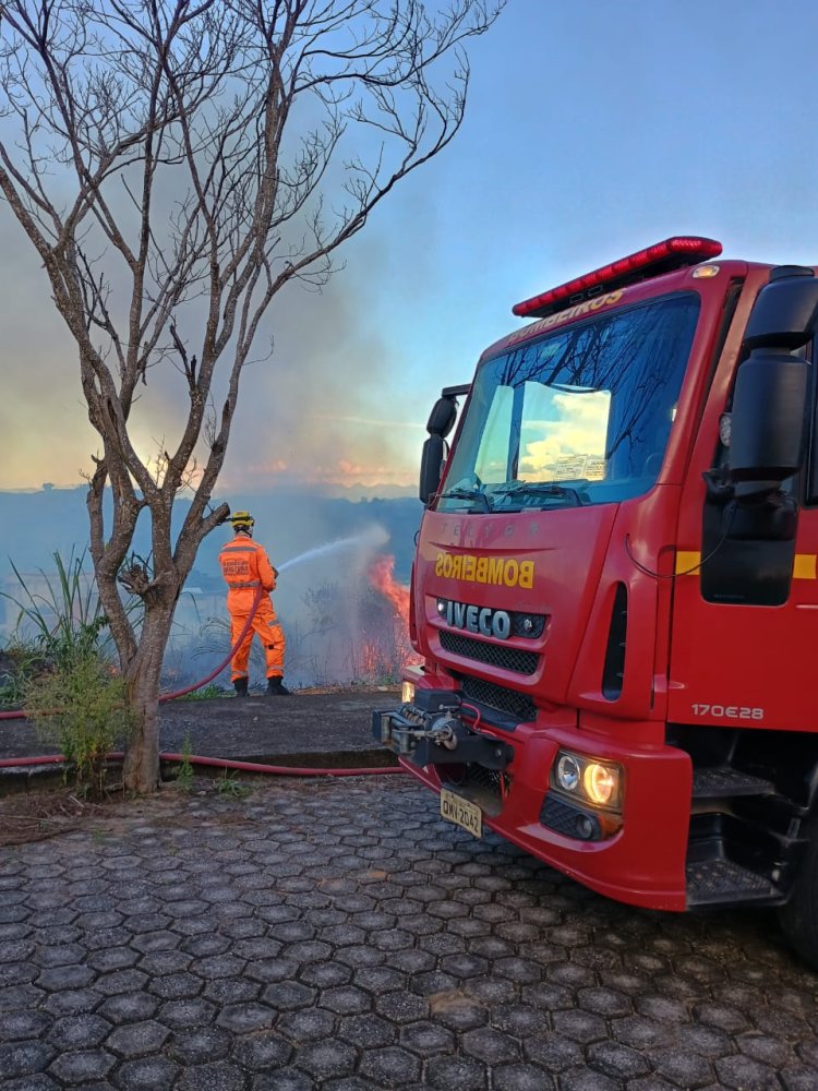 2ª Companhia de Bombeiros em Ubá combate incêndio em vegetação