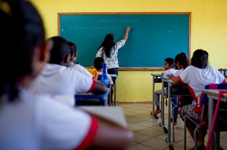 MPMG publica informativo em apoio à comunidade escolar sobre vedação a celulares em escolas