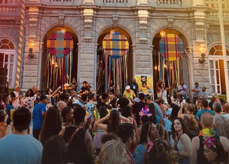 Quintal do Samba aplaudido nas escadarias do Palácio da Liberdade