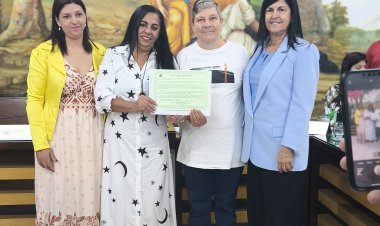 Vereadora Soninha entrega Moção de Aplausos ao senhor Anésio de Salles