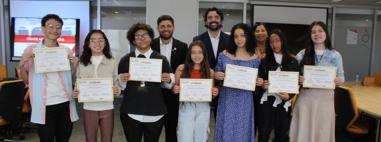 Estudantes de várias cidades de Minas recebem prêmio do Concurso de Redação Maio Amarelo