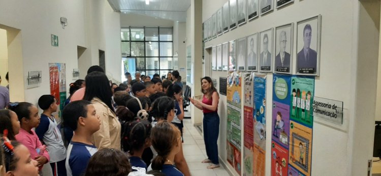 Estudantes visitam a Câmara Municipal de Ubá em mais uma edição do projeto Escola na Câmara