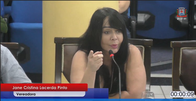 Vereadora Jane Lacerda critica troca de favores e cobra transparência durante Palavra Livre na Câmara de Ubá