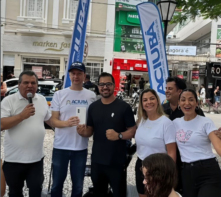 Sorteio da Campanha de Natal da ACIUBÁ movimenta a Praça da Independência e premia consumidores em Ubá