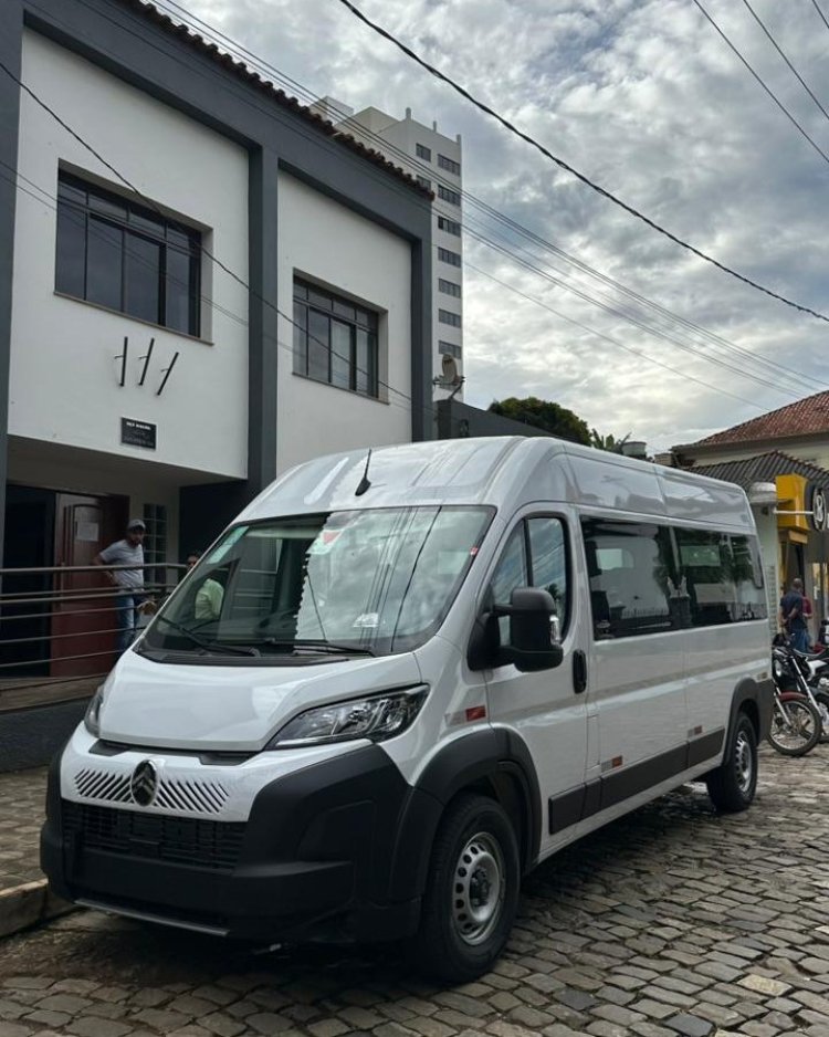 Senador Firmino investe na saúde e adquire van acessível para transporte de pacientes