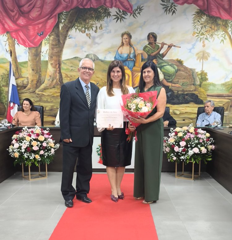 Mônica Vallone Espósito Marchi é homenageada com Diploma Mulher 2026 em Ubá